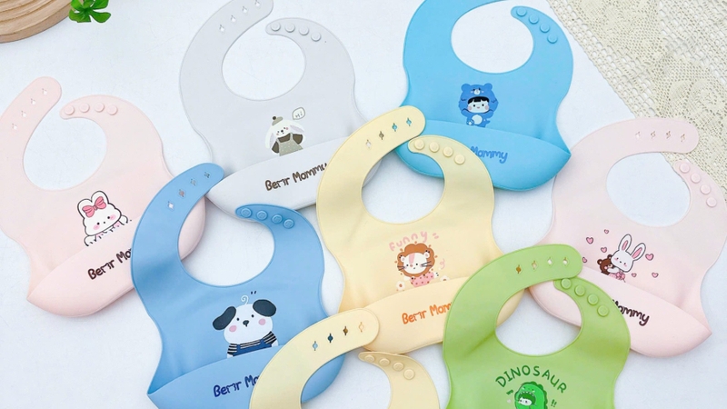 Yếm ăn dặm là vật dụng không thể thiếu, giúp bé ăn dặm gọn gàng hơn