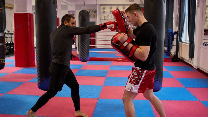 Kickboxing chủ yếu tập trung vào các đòn đấm và đá