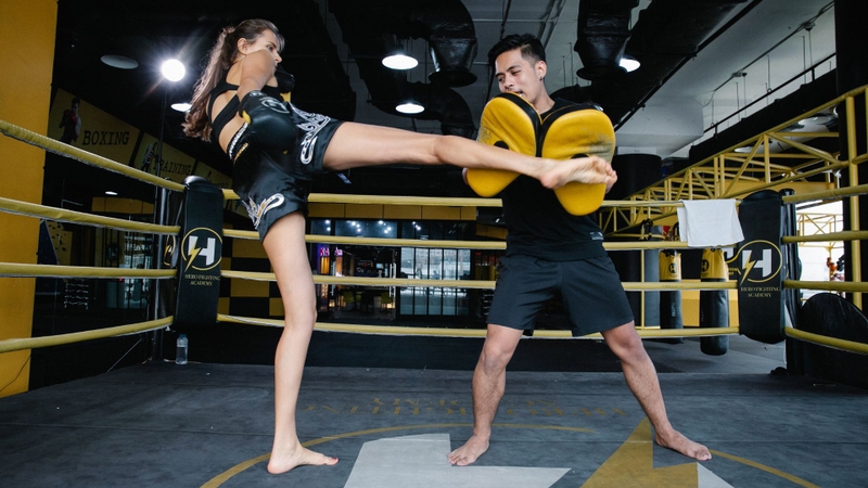 Muay Thai hay Kickboxing đều cần tập luyện đúng kỹ thuật dưới sự hướng dẫn của huấn luyện viên có chuyên môn