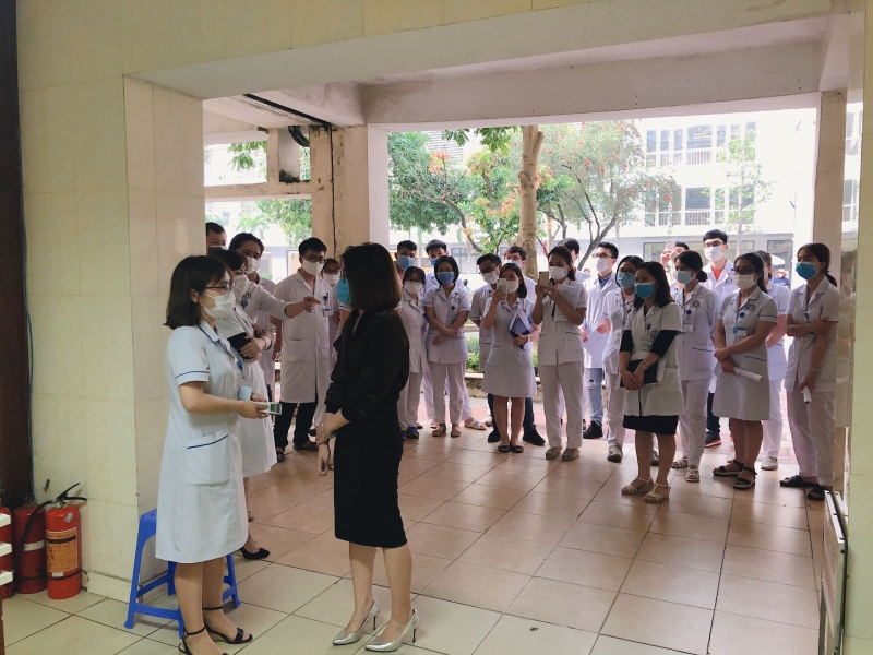Nhân viên y tế được tập huấn về các nguyên tắc khử khuẩn, tiệt khuẩn, cách mặc hay tháo đồ phòng hộ lao động