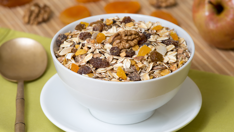 Muesli là gì? Muesli là một hỗn hợp khô của yến mạch cán dẹt, các loại hạt dinh dưỡng, hạt và trái cây sấy khô