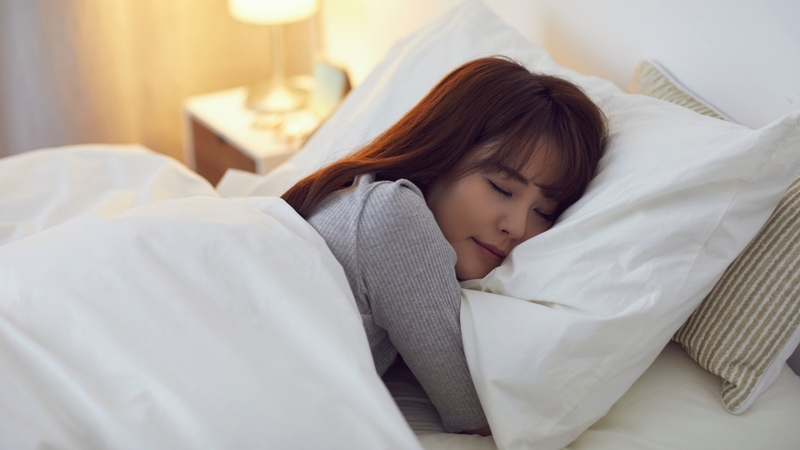 Tư thế ngủ sấp khiến má và cằm áp sát vào gối trong thời gian dài có thể gây nổi mụn ở má