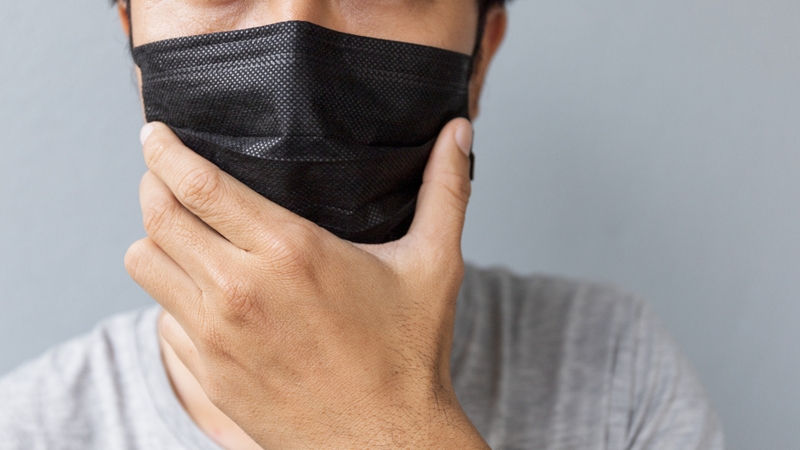 Đeo khẩu trang lâu ngày nhưng không thay khiến vi khuẩn và bụi bẩn tiếp xúc trực tiếp với da mũi, làm tăng nguy cơ viêm nhiễm và nổi mụn bọc