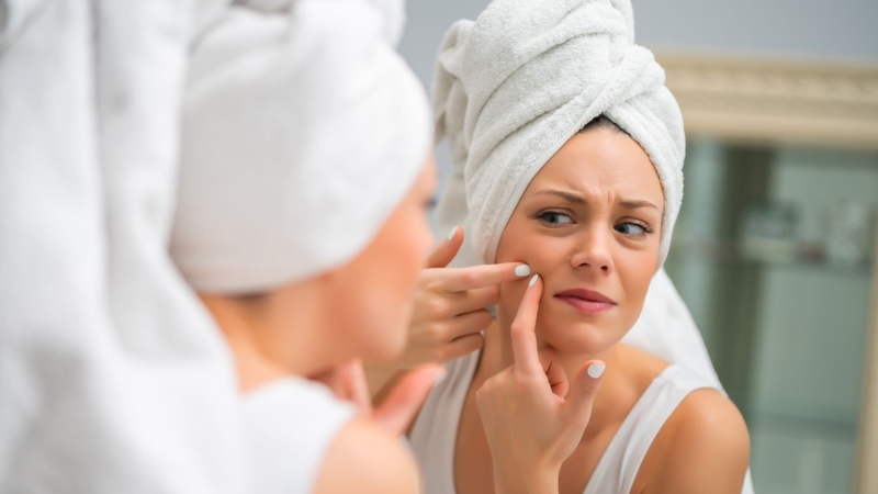 Xuất hiện nốt sưng đỏ trên da là dấu hiệu ban đầu của mụn đầu đinh