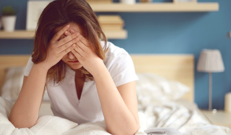 Mất ngủ kéo dài là một trong những nguyên nhân nên tình trạng mụn