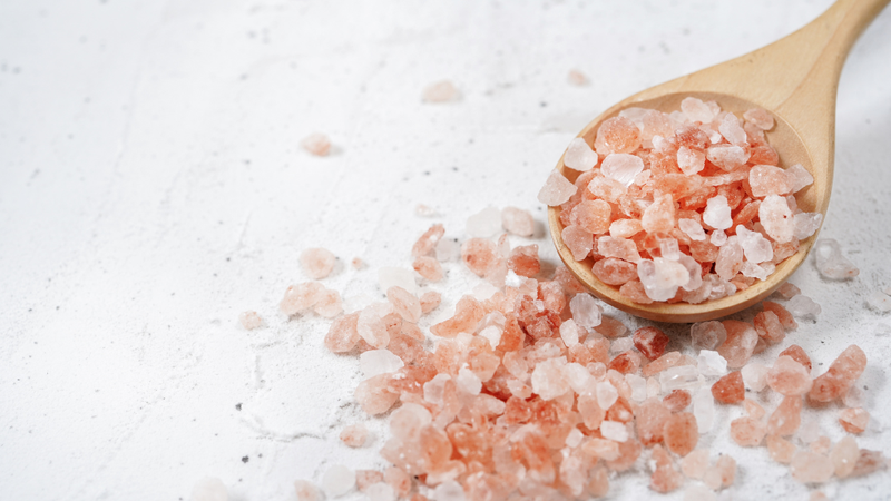 muoi-hong-khac-gi-voi-muoi-an-loi-ich-cua-muoi-hong-doi-voi-suc-khoe 1