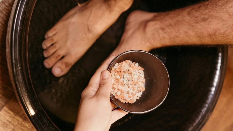 Ngâm chân bằng nước ấm giúp thư giãn và giảm cảm giác mệt mỏi sau một ngày dài