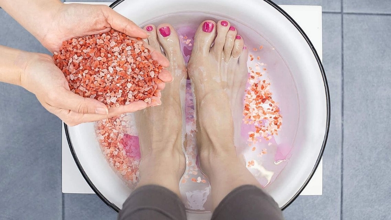 Một số trường hợp không nên ngâm chân hoặc cần tham khảo tư vấn của bác sĩ trước khi áp dụng