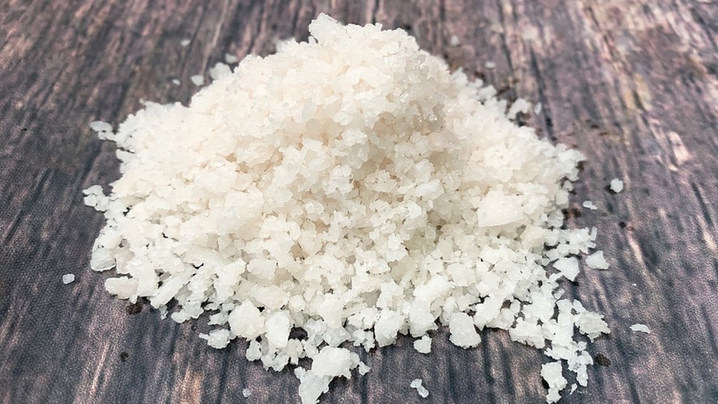 Dùng muối hột thay thế một phần muối tinh, vừa tạo vị mặn tự nhiên vừa bổ sung thêm khoáng chất cho cơ thể