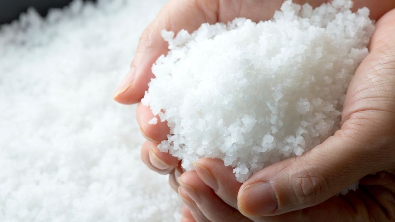 Cần chọn mua muối hột sạch, đặc biệt là khi dùng để ăn uống