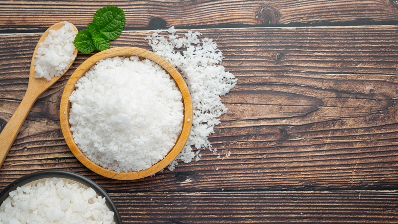 Muối thô là loại muối chưa tinh chế có kết cấu hạt to, giòn, cứng