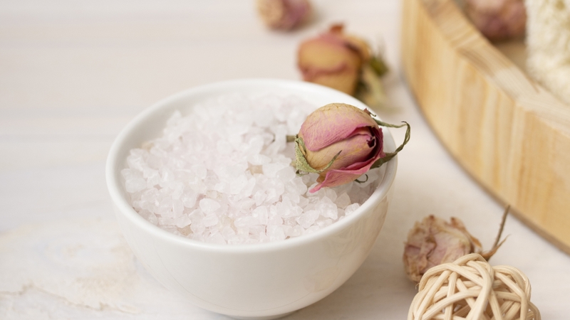 Muối thô là nguyên liệu chăm sóc cá nhân tự nhiên khá hiệu quả