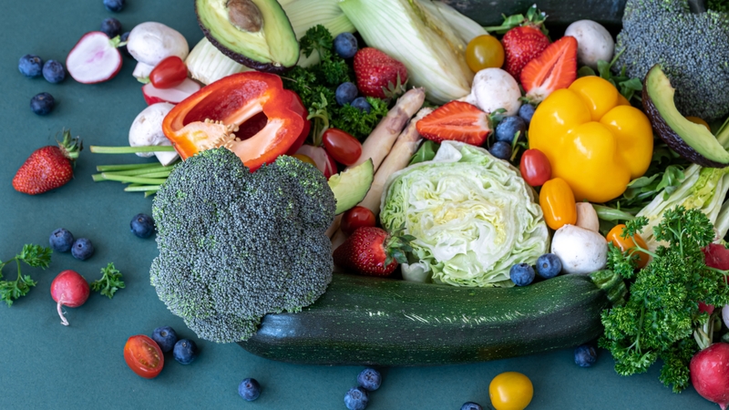 Tăng cường bổ sung rau xanh và trái cây bên cạnh việc sử dụng muối thô