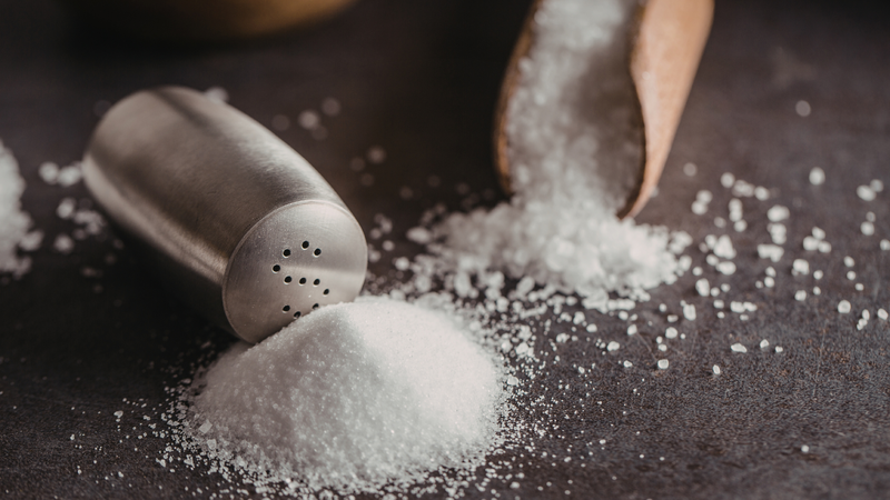 Khi tiêu thụ quá nhiều natri, cơ thể sẽ giữ nước, làm tăng huyết áp và gây áp lực lên thận