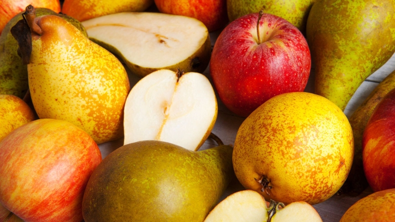 Táo và lê cung cấp pectin, góp phần hỗ trợ kiểm soát cholesterol