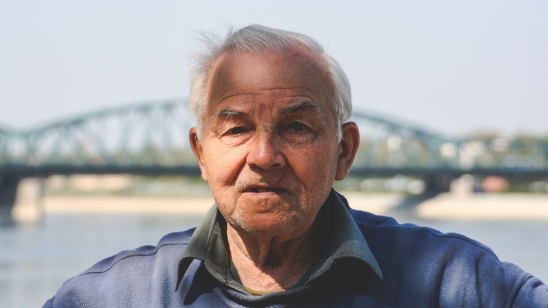 Muốn nằm ngủ dưới nền gạch có sao không? Nguy cơ sức khỏe bạn cần biết 4