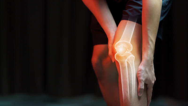 Đau xương khớp kèm sốt, sụt cân hoặc rối loạn tiểu tiện cần được thăm khám