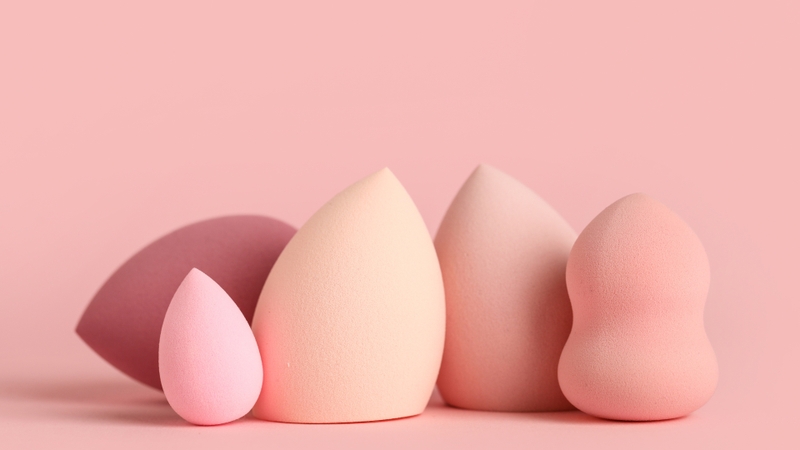 Mút trang điểm là một dụng cụ chuyên dụng giúp tán đều các sản phẩm mỹ phẩm