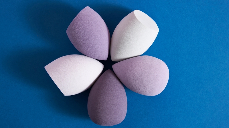 Mút trang điểm hình giọt nước thường phù hợp với người mới bắt đầu