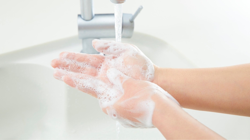 Không vệ sinh kỹ bao quy đầu có thể khiến smegma tích tụ, gây viêm và mùi khó chịu