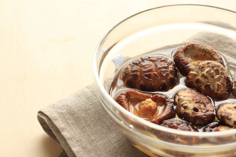 Nên ngâm nấm hương khô bằng nước ấm đến khi nở đều để giữ dinh dưỡng và hương vị