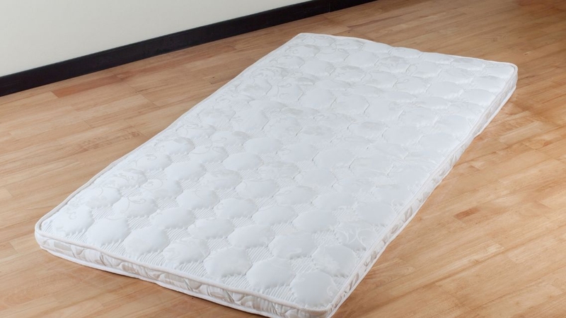 Nằm nệm dưới đất có tốt không là băn khoăn của nhiều người