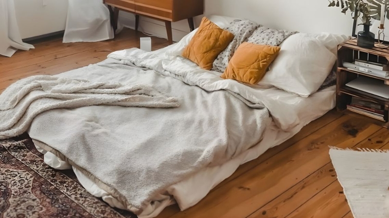 Nằm nệm dưới đất giúp tiết kiệm không gian nhưng có hạn chế nhất định