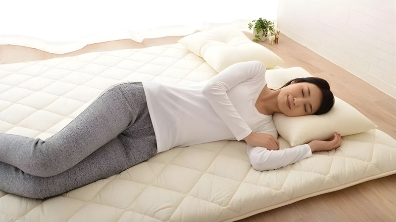 Đặt nệm trên sàn không tốt cho sức khỏe nếu ẩm mốc và không vệ sinh tốt