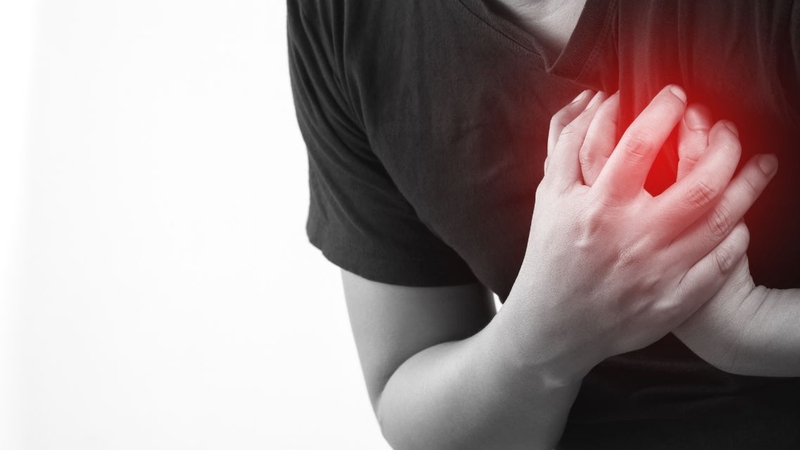 Nằm nghiêng bên trái khiến nhiều người cảm nhận nhịp tim rõ hơn