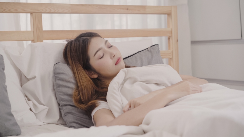 Nằm ngửa giúp máu lưu thông thông suốt, giảm triệu chứng chóng mặt, đau đầu