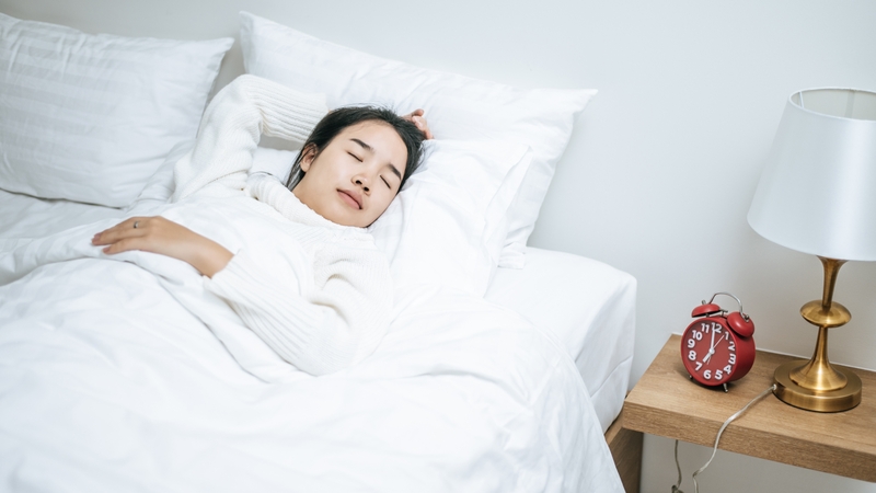 Nằm ngửa là tư thế ngủ lý tưởng giúp giảm áp lực lên cột sống và cổ
