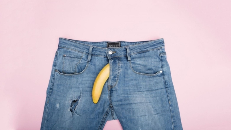 Nên vệ sinh ngay sau quan hệ để tránh dịch tiết bám lâu trên da. Nếu không thể rửa ngay, dùng khăn giấy mềm lau sơ và vệ sinh kỹ khi có điều kiện