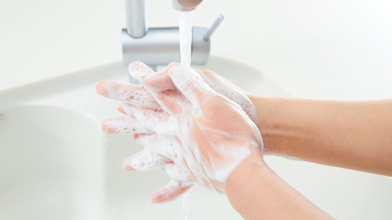 Không vệ sinh tay trước khi rửa có thể đưa vi khuẩn vào vùng kín, tăng nguy cơ nhiễm trùng