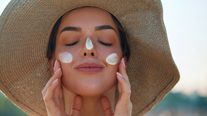 Luôn bảo vệ da khỏi ánh nắng và lựa chọn sản phẩm chăm sóc phù hợp