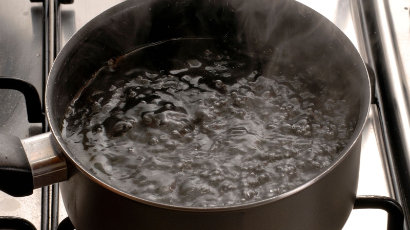 Đun nấm trong nước sôi khoảng 5 phút; quá trình này giúp loại bỏ vi khuẩn và các chất không mong muốn