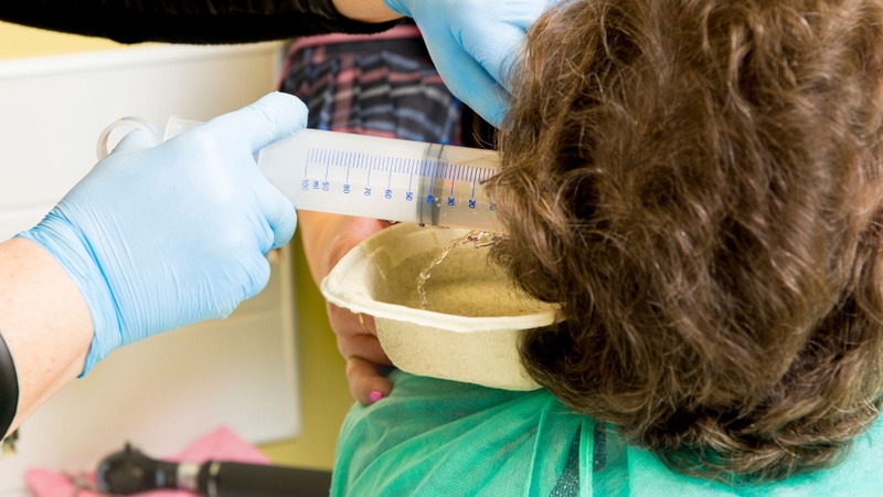 Làm sạch nấm trong ống tai là một trong những cách điều trị nấm