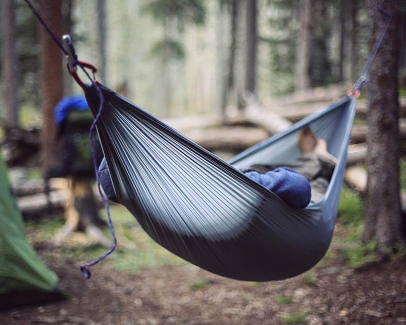 Nằm võng có bị gù lưng không? Trẻ em còn nhỏ có nên nằm võng 1