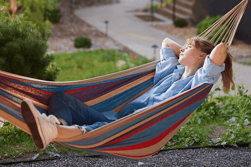 Nằm võng có bị gù lưng không? Trẻ em còn nhỏ có nên nằm võng 2