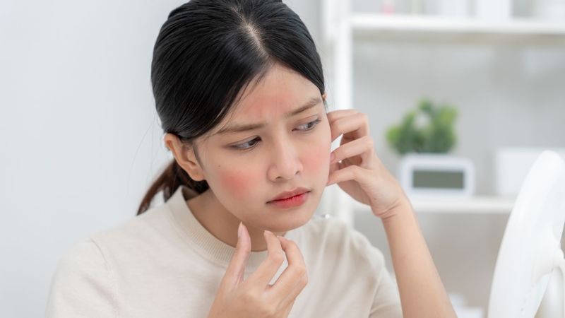 Nếu vùng da nhiễm trùng sưng to, đau nhiều, người bệnh nên đến cơ sở y tế