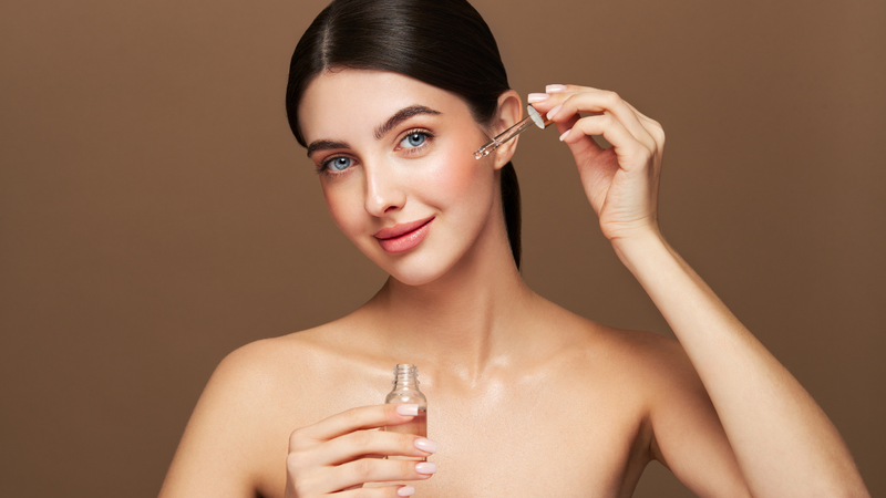 Bạn nên chọn kem hoặc gel dưỡng ẩm không chứa dầu nặng