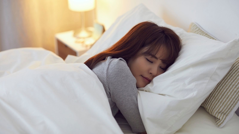 Duy trì giấc ngủ 7-8 tiếng mỗi đêm sẽ giúp da phục hồi hiệu quả hơn