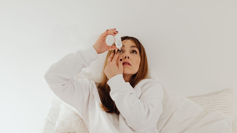 Vệ sinh mắt bằng nước muối sinh lý là việc làm cần thiết sau nâng cung chân mày