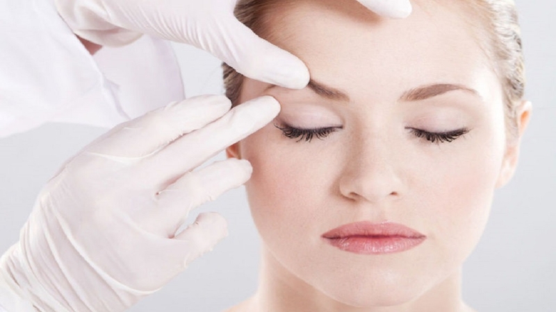 Hiện nay có 2 cách nâng cung&nbsp;chân mày đó là luồn chỉ và phẫu thuật