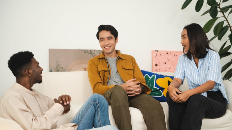 Lắng nghe và trò chuyện cùng người khác mang đến cảm giác an toàn, đồng thời củng cố nguồn năng lượng lành mạnh trong bạn