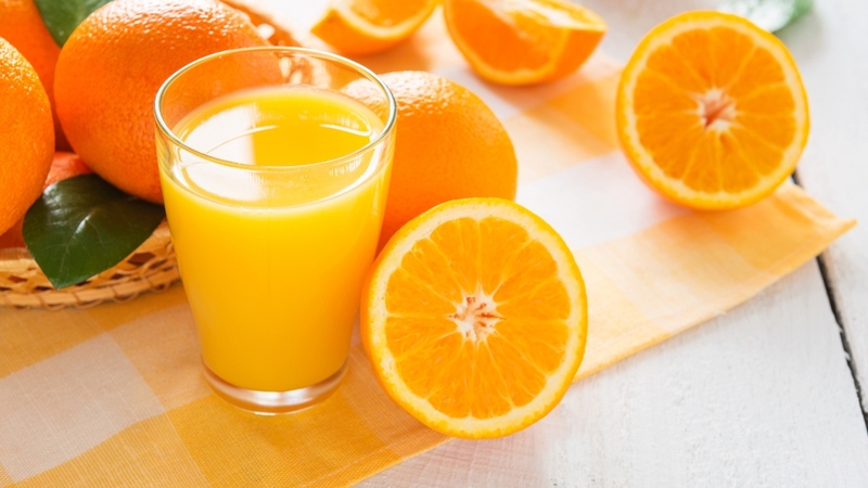 Nhiều người muốn biết&nbsp;nâng mũi có được uống nước cam không