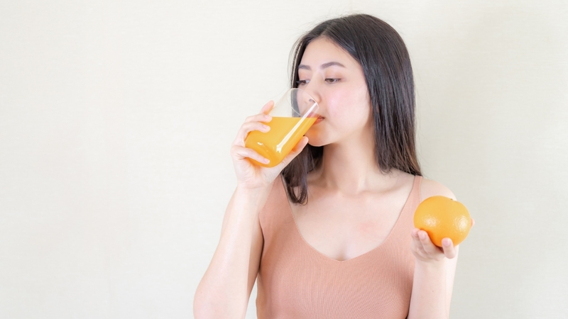 Nên uống nước cam với lượng vừa phải, tránh ảnh hưởng không mong muốn