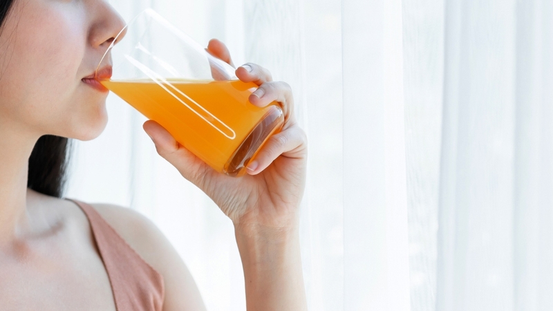 Uống quá nhiều nước cam sau nâng mũi cũng không tốt