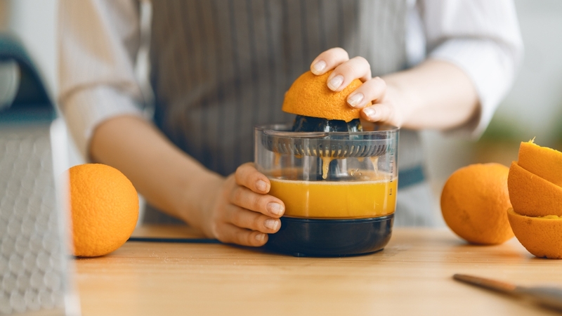 Tốt nhất bạn nên uống nước cam tươi, không thêm đường