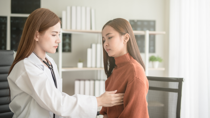 Nên gặp bác sĩ nếu có cảm giác đau rát hoặc bỏng dai dẳng sau khi nâng ngực
