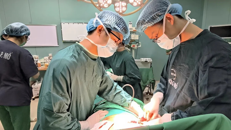 Đây là ca bệnh phức tạp do bệnh nhân đã trải qua nhiều lần phẫu thuật trước đó